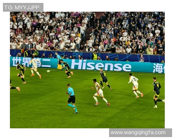 足球明星亲临现场助威球迷热情高涨尽享精彩赛事