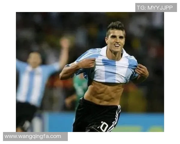 足球明星腹肌照大揭秘展现运动魅力与健身成果的完美合集